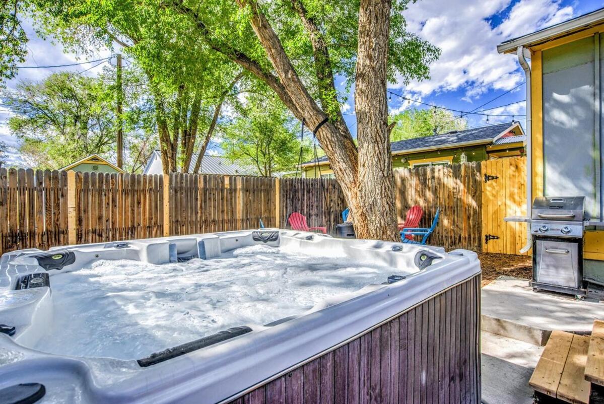 The Vibrant Victorian Hot Tub & Fire Pit In Occ Villa Colorado Springs Exterior photo