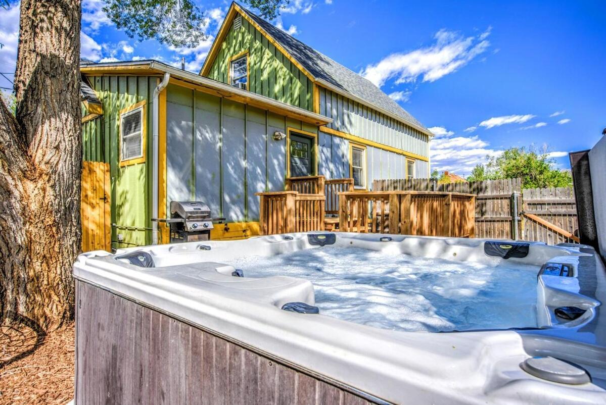 The Vibrant Victorian Hot Tub & Fire Pit In Occ Villa Colorado Springs Exterior photo